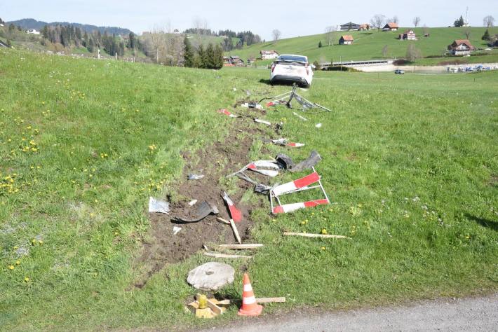 Autofahrer bei Selbstkollision lebensbedrohlich verletzt