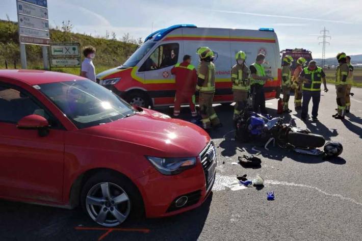 Ein PKW und ein Motorrad kollidierten