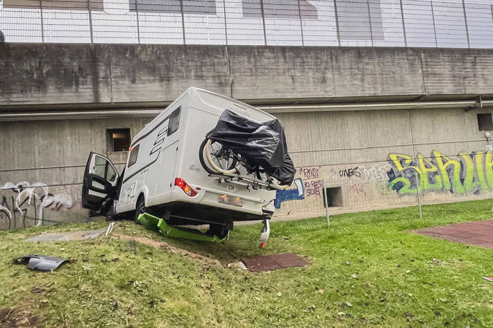 Das Wohnmobil prallte in eine Mauer.