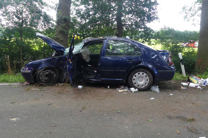 Der Fahrer wurde durch die Kollision lebensgefährlich verletzt.