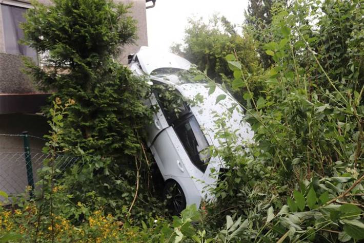 Bei einem Unfall in Bad Driburg ist ein Auto auf dem Balkon gelandet