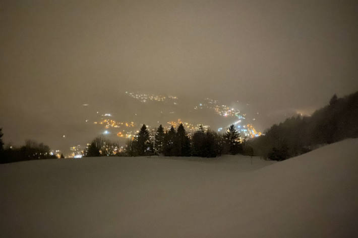 In vielen Alpentälern schneit es bis in tiefe Lagen. Sicht vom Tannenberg auf Schwanden GL.