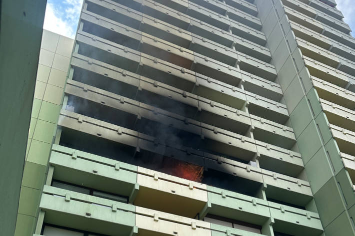 Das Feuer griff vom Balkon auf die Wohnung über.