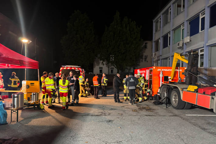 Der Einsatz dauert nun schon über einen Tag.