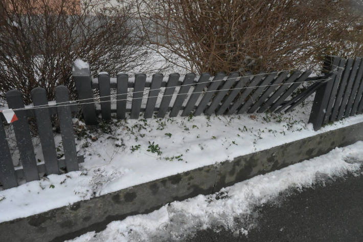 Bei Unfall beschädigter Gartenzaun in Balzers