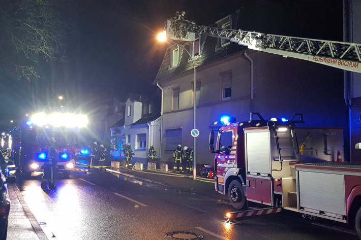 Lauter Knall und Brand in einem Mehrfamilienhaus in Bochum
