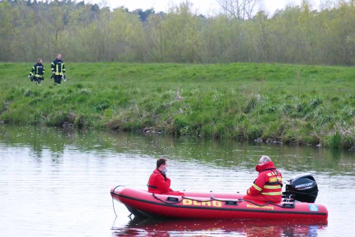 Während der Suche waren Taucher der DLRG und der Feuerwehr in Bereitschaft