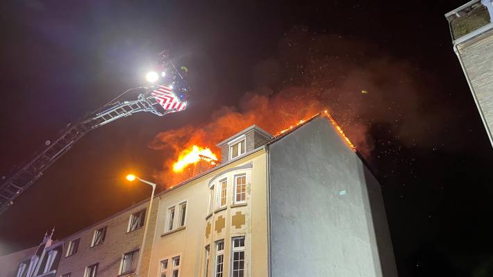 Parallele Brandereignisse beschäftigen Feuerwehr in den frühen Morgenstunden