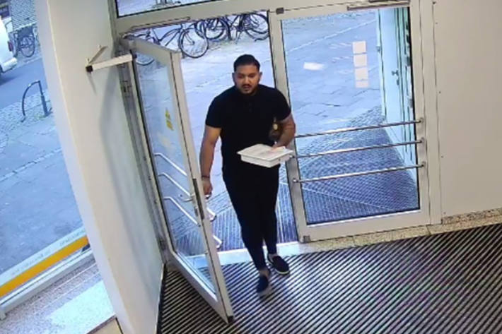 Der Täter hob eine große Summe Bargeld ab, welches aus Betrugsstraftaten stammte.