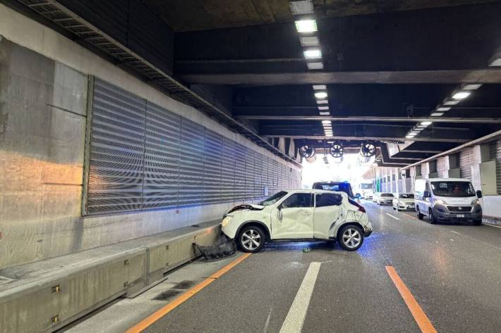 Für die Dauer der Bergungsarbeiten mussten der recht und mittlere Fahrstreifen im Tunnel gesperrt werden