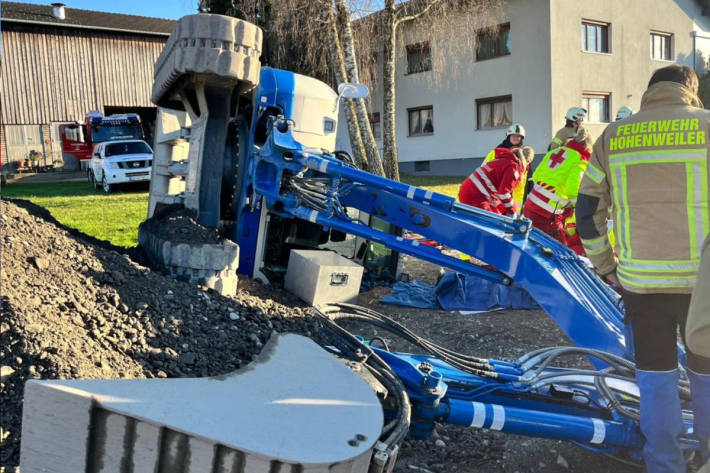 Warum der Bagger umkippte ist noch unklar.