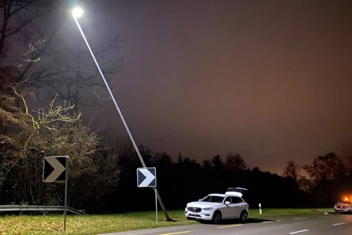 Der Volvo soll laut Aussagen des Fahrers einem anderen Auto ausgewichen sein.