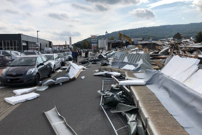 Gebäudewand stürzt bei Abrissarbeiten ein in Porta Westfalica