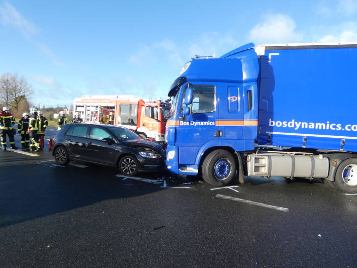 Frontalzusammenstoß zwischen LKW und PKW, fordert Schwerverletzten