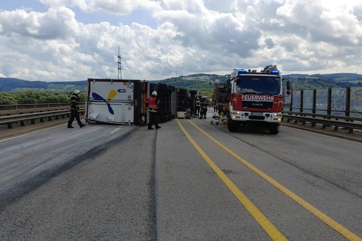 LKW kippt um und blockiert alle Fahrspuren auf der A46a in Trier 