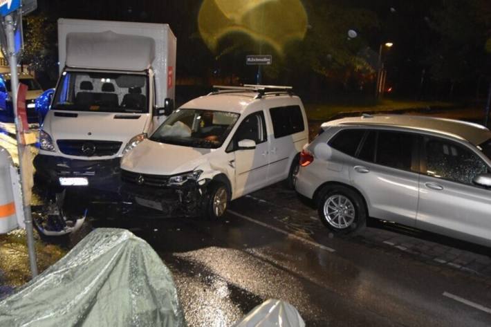 Der Autofahrer krachte in einen LKW und PKW