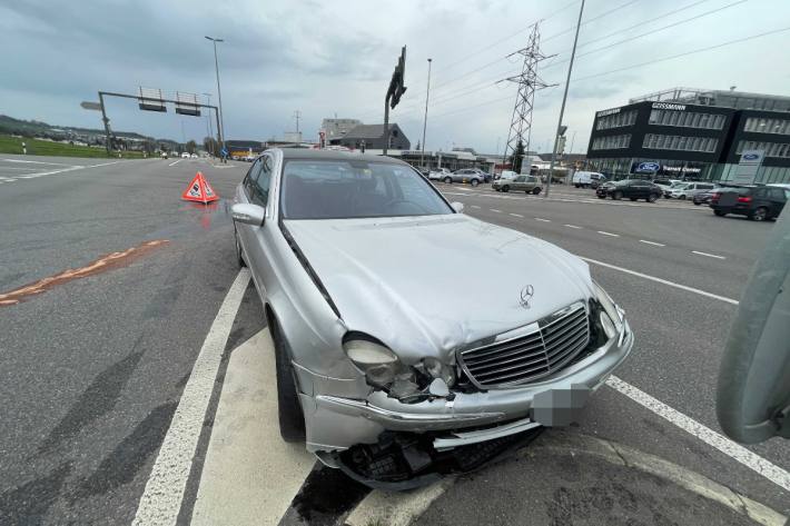 Der Lenker im Mercedes hat ein Rotlicht missachtet.