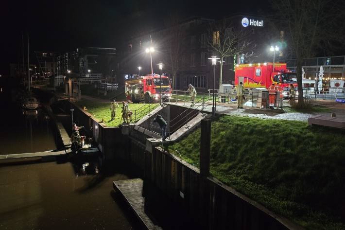 Feuerwehrtaucher am Hafen