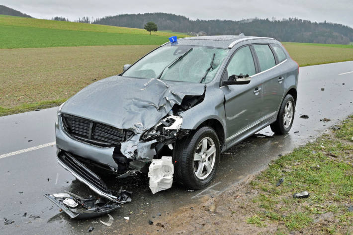 Bei der massiven Frontalkollision wurde der Motorradfahrer lebensbedrohlich verletzt.