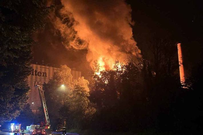 Gebäude in Vollbrand