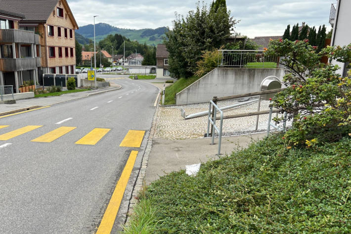 Kandelaber umgefahren und abgehauen