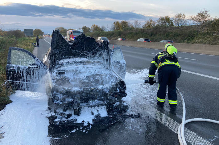 Brennender PKW auf der A40 bei Moers