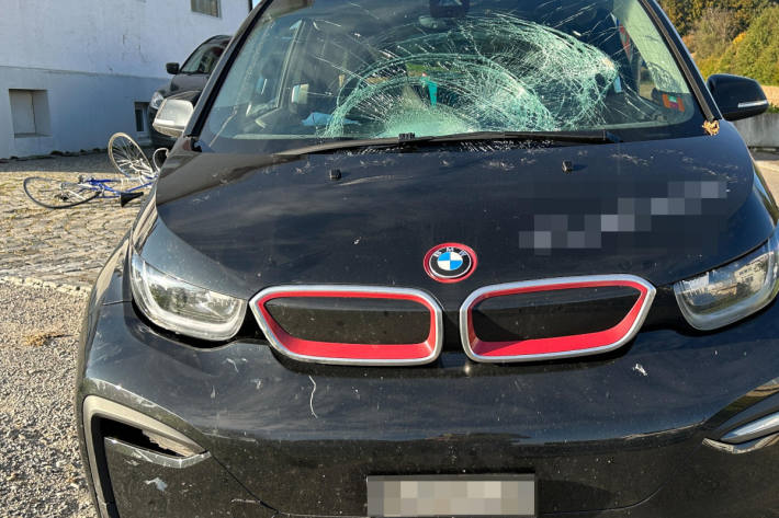 Beim Unfall wurde der 65-jährige Velofahrer verletzt.