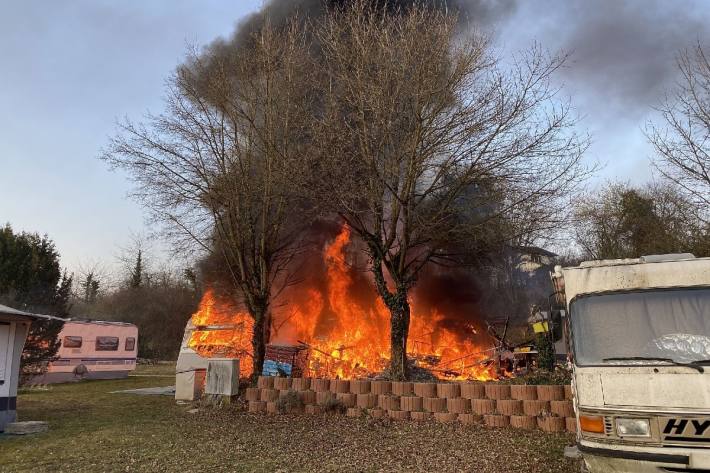 Zwei Wohnwagen wurden in Reinach BL durch Flammen zerstört.