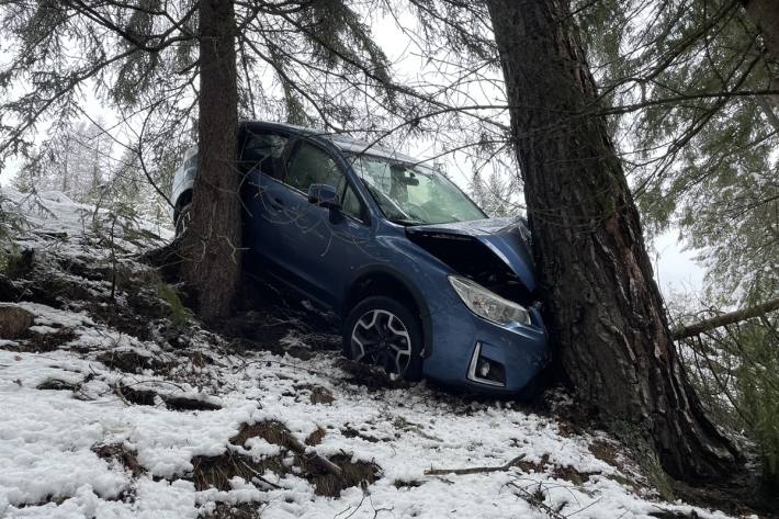 Frontal gegen einen Baum geprallt