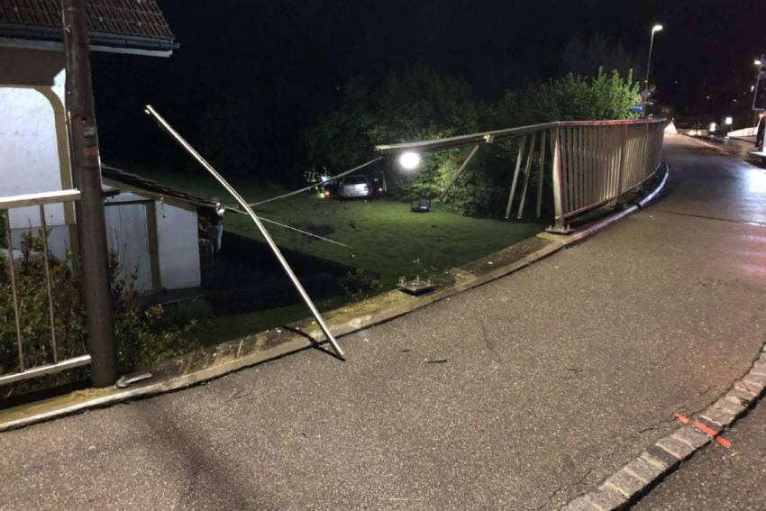 Flamatt Fr Unfallfahrt Endet Unterhalb Einer Boschung
