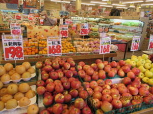 いつも新鮮な旬の果物・野菜を取り揃えています。