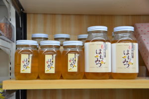 お土産に最適な高根産の”トチの花のはちみつ”も扱っています。販売期間は毎年6月からです。