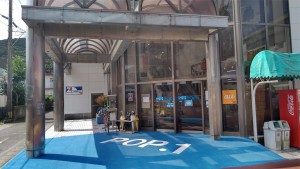 店内へは裏からも入れます。