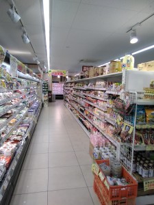 調味料、日配商品も充実しています。