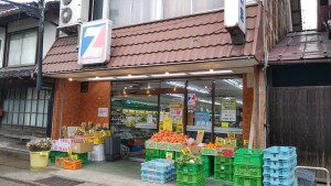 観光地出石城下町の歴史的な町並みにある地域密着のお店です。