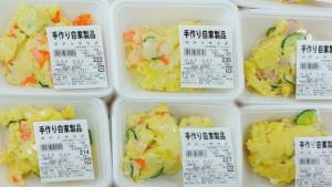 当店のサラダは、｢手づくり｣ 、｢なつかしい味｣ で 人気です～(*´ω｀*)ノ♪