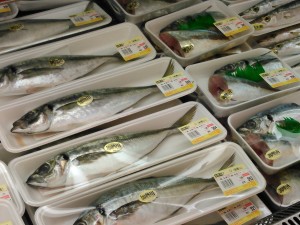 その日に、水揚げされた魚が並びます、ぜひお立ち寄りください