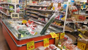 毎日食べる日配品からお菓子、お酒まで一通り揃います。
