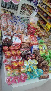 当店大人気のお菓子コーナー‼ 他店で買えない商品も多数取り揃えてます!