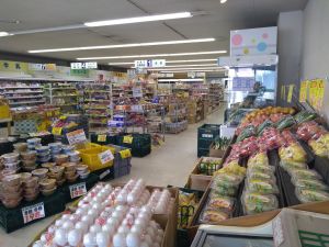 明るい店内。お探しの商品がありましたらお気軽に。