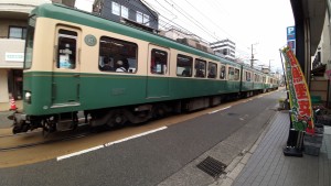 店舗の前に、有名な江ノ電が走っています。