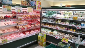 新鮮野菜・フレッシュな果物に美味しいお肉と彩りあざやかに鮮度のいい食材だけをキレイにならべています。