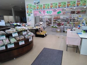 入口より正面にスーパが見えます。コンビ程度の規模です。