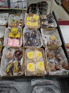 栗山町の栗山製菓の生菓子・パンも売っています