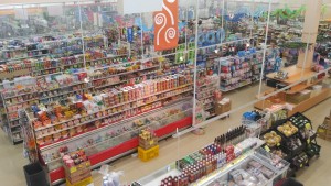お土産品の他、日常の食品・雑貨・お惣菜・飲料・お酒 各種ご用意しております。