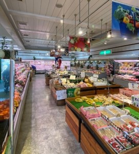 野菜、果物、魚、肉、食料品と多数品揃えしております。