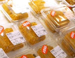 自社工場でつくられ、発売以来、大変美味しいと大好評の「手造りコロッケ」「手造り究極のとんかつ(リブロースとんかつ)」「ロースとんかつ」「ハムかつ」他を取り揃えています。