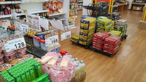 生活必需品を豊富に取り揃えご満足いただける店を目指しスタッフ一同がんばっています。
