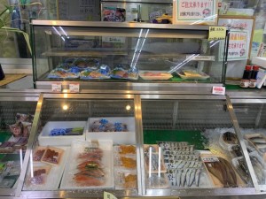 新鮮な魚を取り扱っています。刺身にもしますよ！