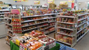 店内の様子。コンパクトなお店ながらも豊富な品揃えでお買い物を楽しんでいただけます。